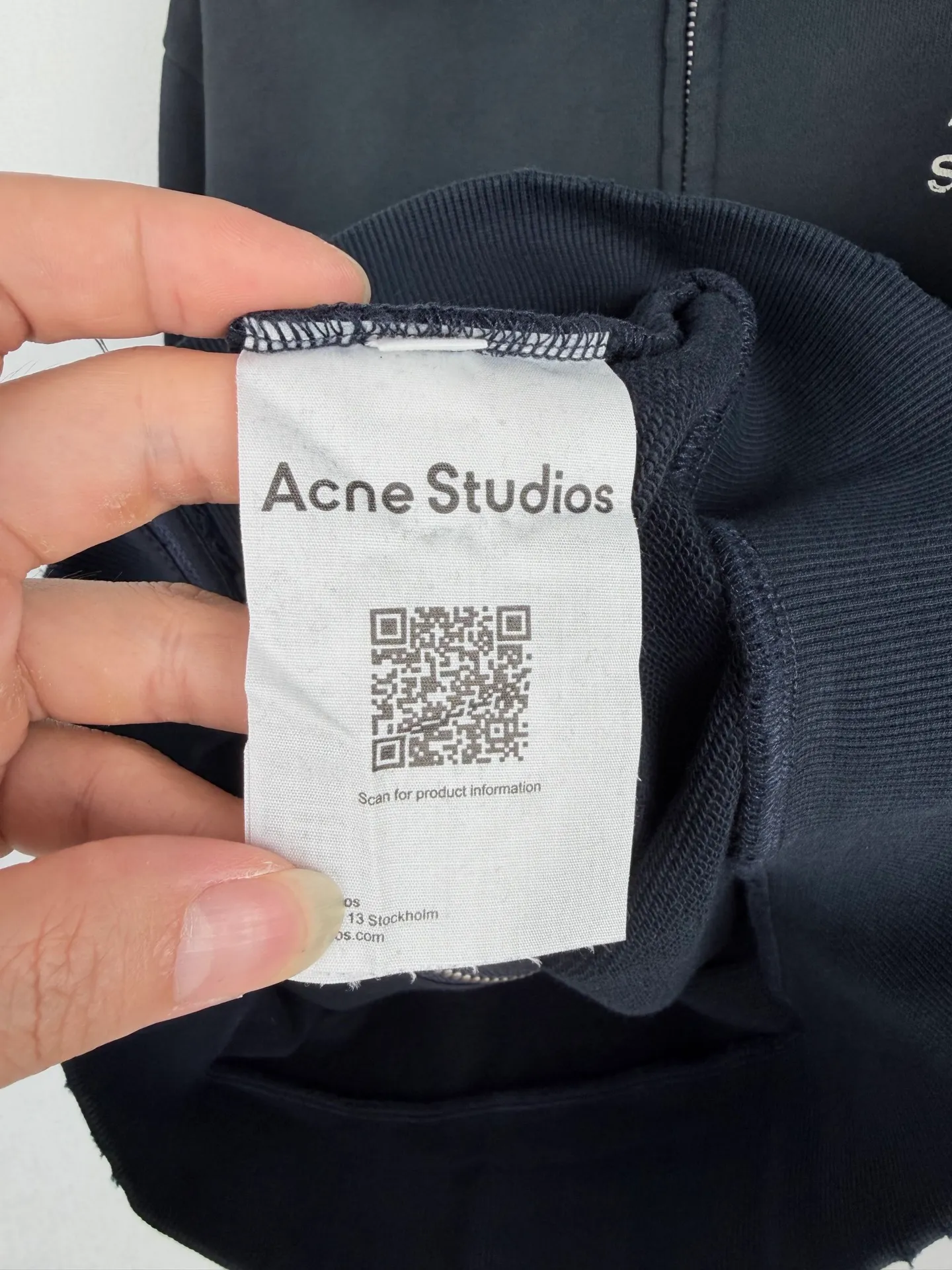 Acne Studios logo-printed distressed jacket, custom-made Twilight Cloud woven fleece, fine and plump, soft and skin-friendly, charcoal matte black ready-to-wear, delicate velvet feel spreads out in a calm background, revealing an unobtrusive sense of relaxation and luxury. The neat lapel connects to the full-zip placket to outline a simple and elegant silhouette. The Acne Studios logo stamp is engraved on the front, and the Retro imprint wraps up the natural old texture in every square inch. Writing a chapter that traces the origin of the brand rooted in Stockholm. The ribs tightly lock the cuffs and hem to stabilize the silhouette of the body. The short loose version is free and easy. Abandon unnecessary carvings. Use simple outlines and Retro imprints to interpret the unique Nordic philosophy of quiet luxury dressing. Process 1: Imported paddle hollow printing process. Imported paste is matched with hollow screen fixed-point scraping printing. The pulp layer is transparent. The pattern has its own mottled and broken texture. Excellent fastness and not easy to crack, restores the worn texture of Retro. Process 2: Gradient aged spray process. By spraying dyes of different colors on the surface of the fabric, the clothes can show rich color changes under different lights and increase the visual layering. Process 3: Positioned manual fraying. Local friction and wear on the fabric through manual operation. The surface of the fabric will form a natural damage effect. Time-consuming and labor-intensive. Daily output is low. Process 4: The fabrics have been fermented and washed. The texture is better and not easy to deform. Not easy to shrink, not easy to fade, maintain long-term beauty Accessories: Customized 1:1 Acne zipper Customized 1:1 Acne trademark Version: Loose version Size: S M L XL